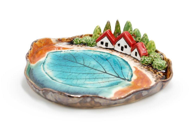Ceramiczny, unikatowy talerzyk z seledynowym liściem
