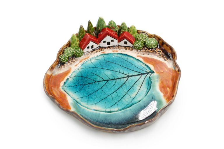 Ceramiczny, unikatowy talerzyk z seledynowym liściem