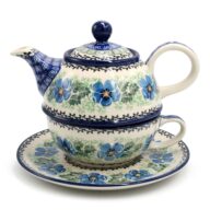 C01-Complet-okragly-teapot-with-filizanka-Blekitne-Kwiaty-Ceramika-Boleslawiec.jpg