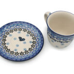 773 Filiżanka – kubek ze spodkiem Kwiaty z Niebieskim Motylkiem, Ceramika Bolesławiec (2)
